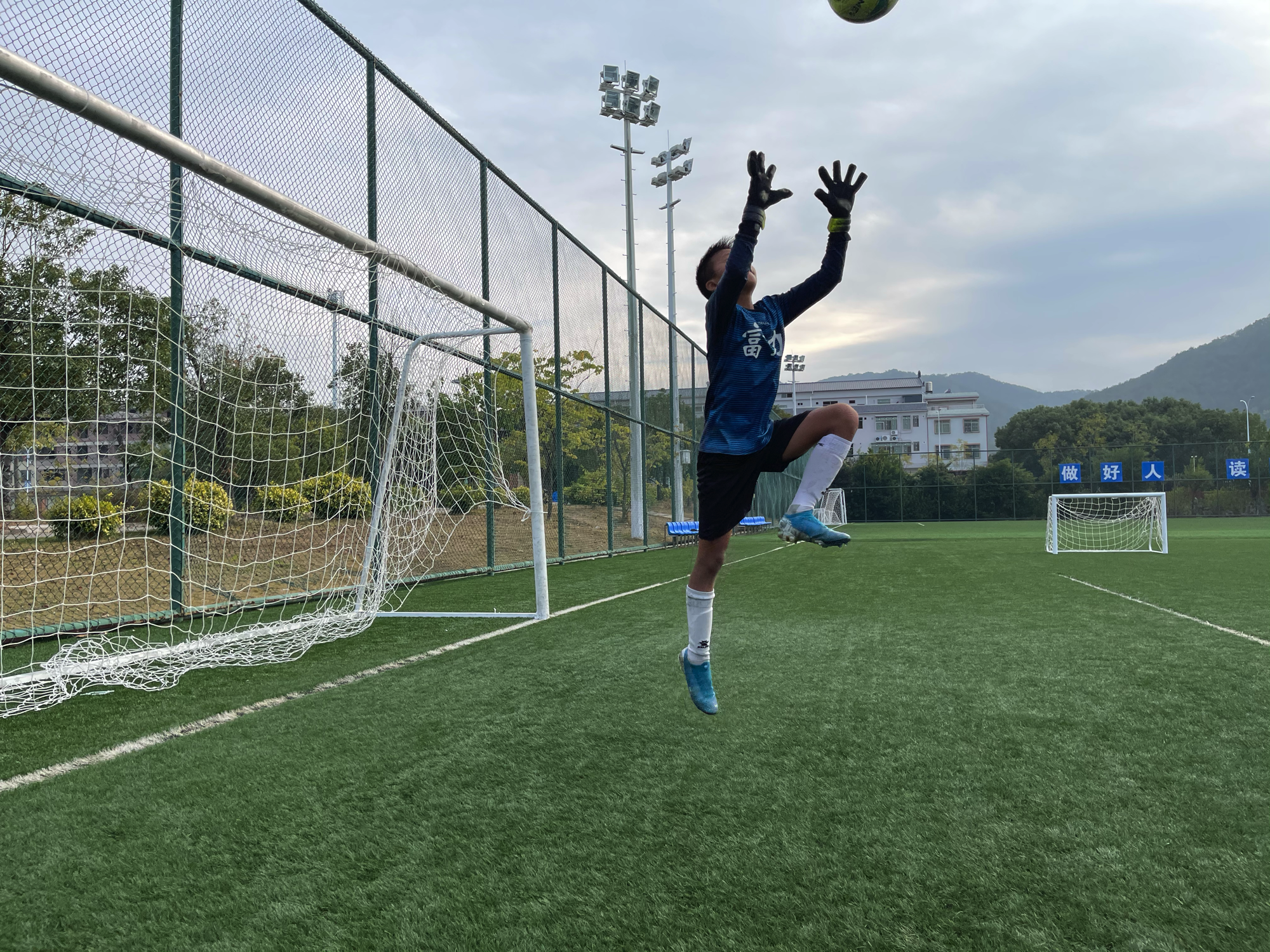 Keeper vangt hoge bal